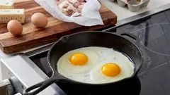Perché è necessario usare una padella fredda per preparare delle uova strapazzate perfette: una tecnica che cambierà le vostre mattine