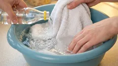  La sera metto a mollo gli strofinacci da cucina e i guanti da forno: al mattino sono perfettamente puliti, e anche le vecchie macchie di grasso scompaiono.