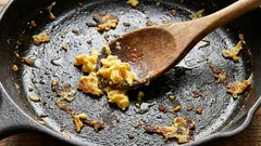 Un errore comune in cucina: perché il cucchiaio di legno non è la scelta migliore per preparare le uova strapazzate.