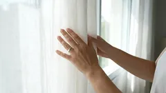 Invece di versarlo in un bicchiere, versatelo nella lavatrice. Le vostre tende grigie torneranno come nuove.